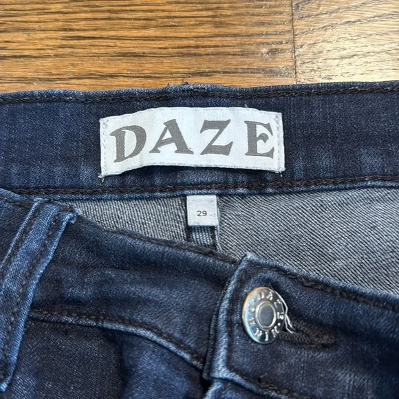 Daze Dark Wash Blue Ankle Flair Jeans Size 29 - Picture 3 of 5